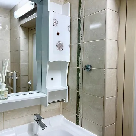 Bright 2br - Free Parking-near Sea Garden & Апартаменти