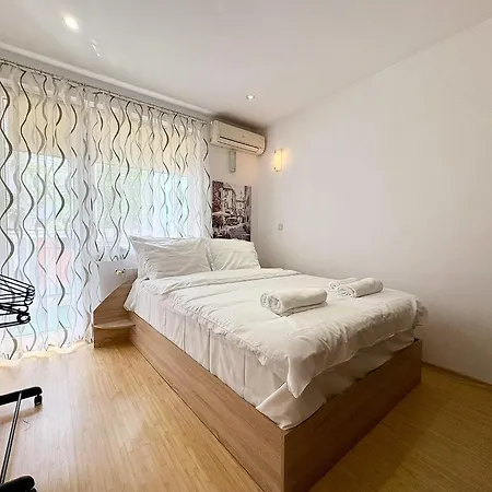 Апартаменти Bright 2br - Free Parking-near Sea Garden & Варна