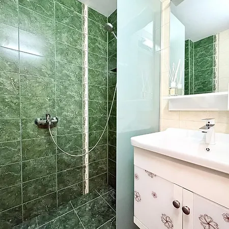 Bright 2br - Free Parking-near Sea Garden & Апартаменти